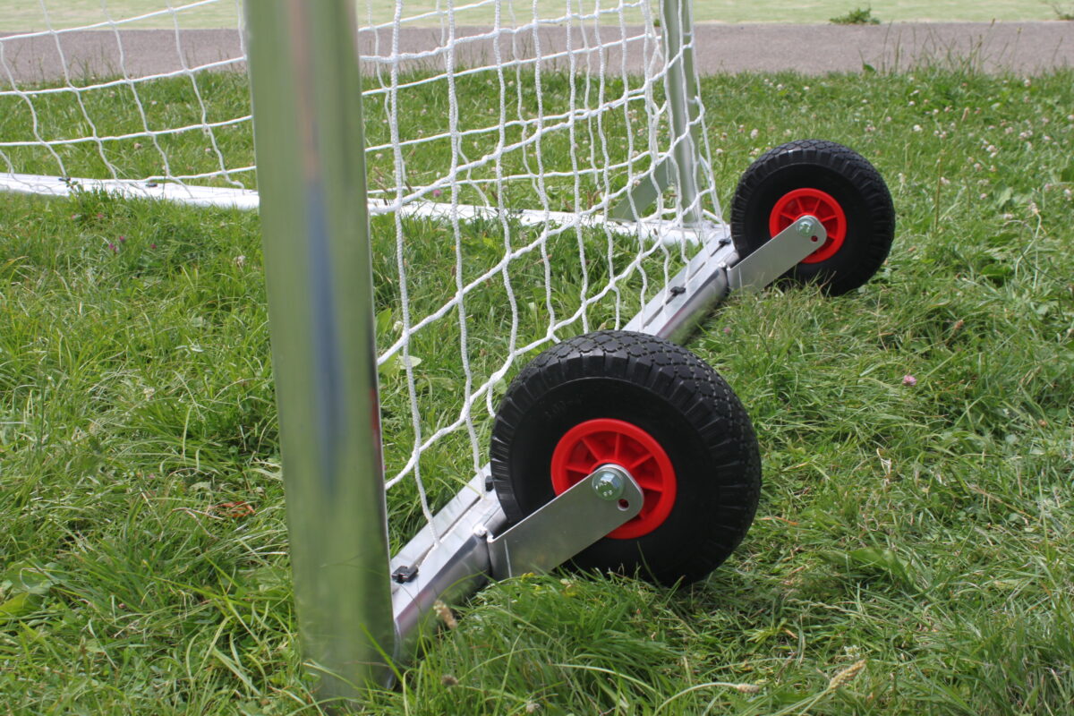 Voetbaldoel kopen? Zo herkent u de kwaliteit van een professioneel voetbaldoel 10 Detail van de transportwielen van het Pupillen voetbaldoel JVD150